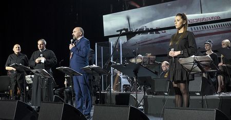 Zjechali do Torunia, by śpiewać o Smoleńsku. Sponsorem państwowa spółka