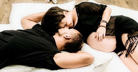 Gwiazda hitu TVN jest w ciąży! Pokazała brzuszek w romantycznej sesji z mężem