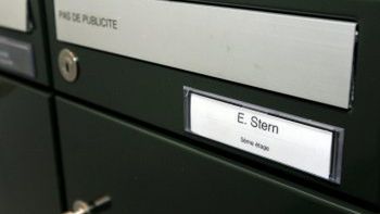 Skrzynka na listy z nazwiskiem Sterna na klatce schodowej domu w Genewie