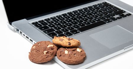 Wyskakujące okienko z prośbą o akceptację cookies. Trzeba je akceptować?
