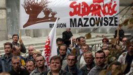 Pikietujący pracownicy fabryki samochodów Daewoo FSO