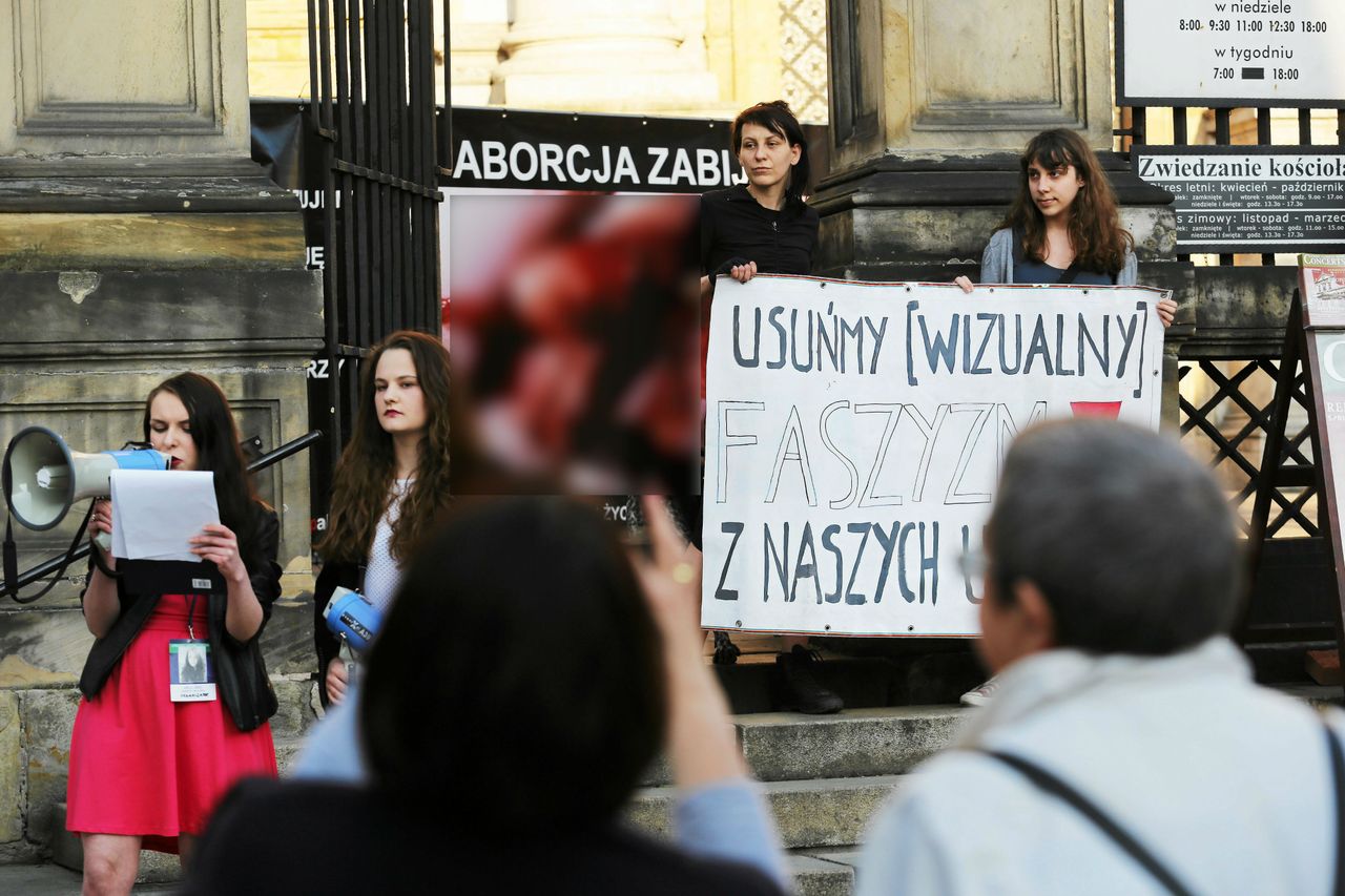 Kielecki restaurator nie odpuszcza ws. plakatów antyaborcyjnych. Zapowiada pozew do sądu