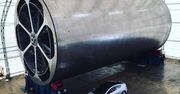 Elon Musk pokazał część swojej nowej rakiety BFR. Dla porównania podstawił Teslę
