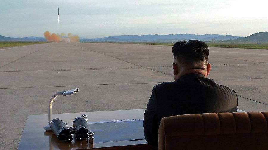 Kim Dzong Un podziwia start rakiety Hwasong-12