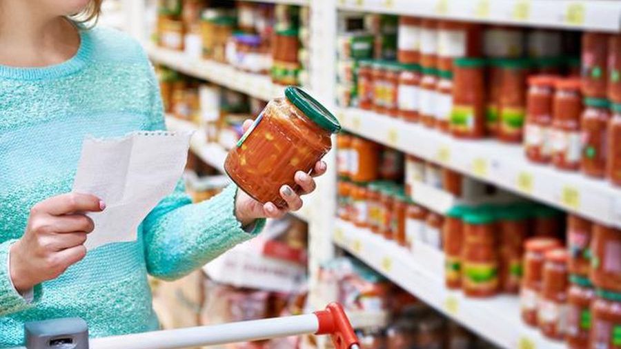 Aby kupować zdrowe produkty spożywcze, należy z uwaga przeczytać ich skład.