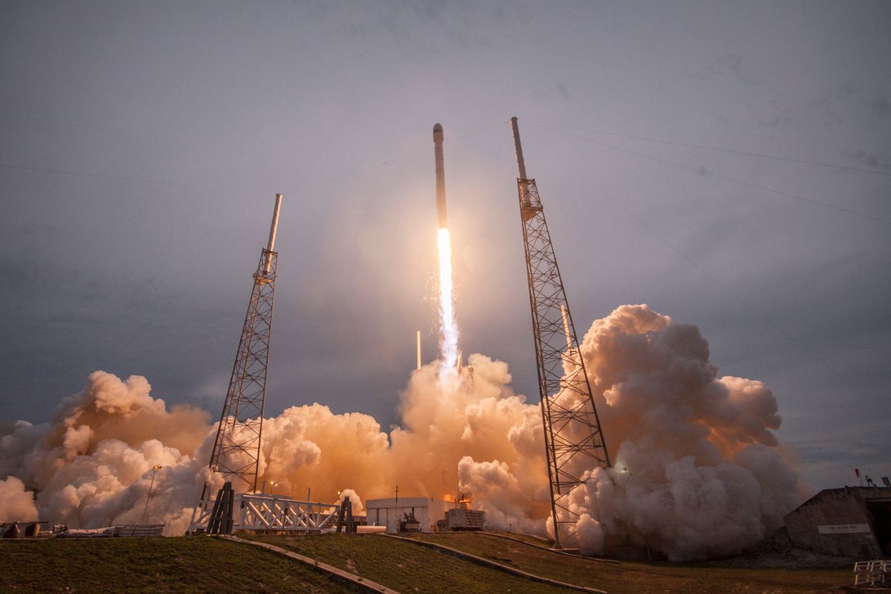 Elon Musk w końcu odniósł sukces. Starhopper oderwał się od ziemi