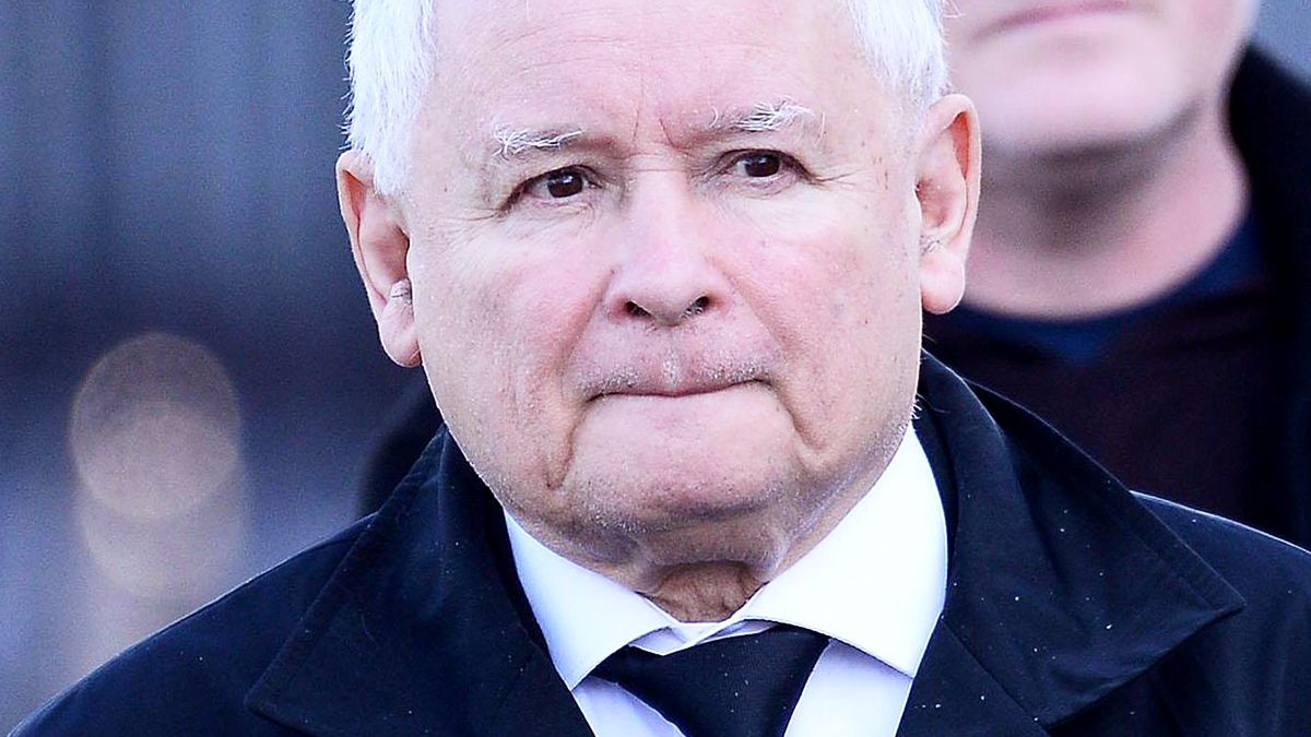 Modowa wpadka Jarosława Kaczyńskiego. Cały internet śmieje się z butów prezesa. „Co za poruta…” - internauci nie mają litości
