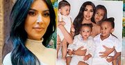Kardashianki wreszcie pokazały świąteczną kartkę, a na niej WSZYSTKIE dzieci! Malutka True przyćmiła nawet North i Sainta!