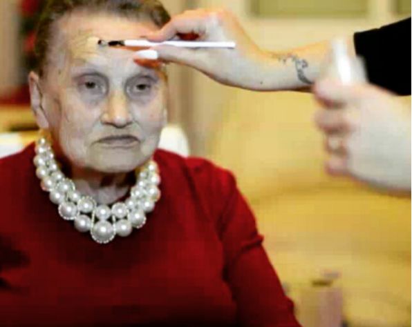 Zrobiła makijaż babci. Internauci oszaleli
