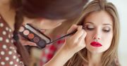 Proste triki, dzięki którym makijaż będzie się trzymał dłużej. Przetrwa całą imprezę