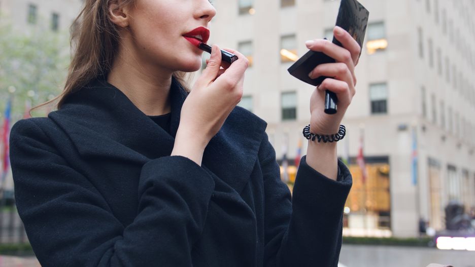 Czerwona szminka to jeden z trendów w makijażu wiosennym.