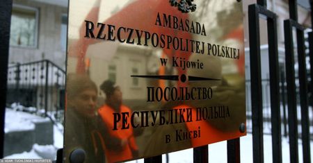 Ukraina. Protest przed polską ambasadą w Kijowie