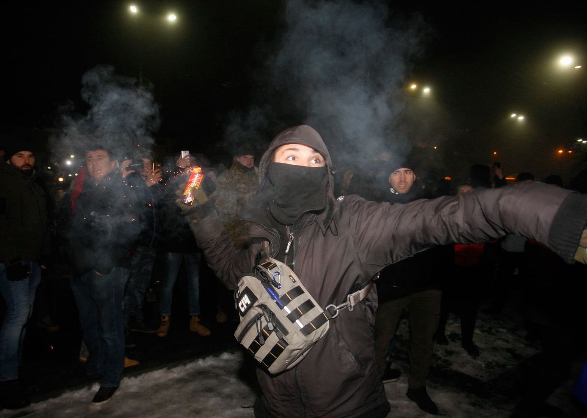 Zamieszki przed ambasadą rosyjską w Kijowie. Wzruszający gest mieszkańców