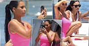 Landrynkowa Kim Kardashian bryluje z dziećmi na luksusowym jachcie! Jej pupa robi wrażenie nawet z oddali!