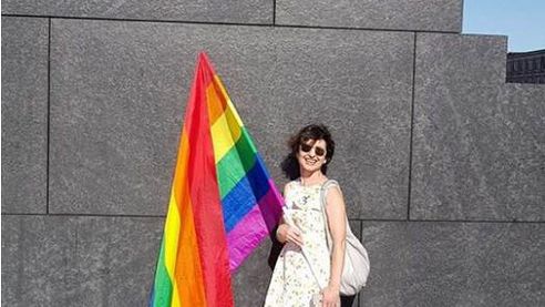 Renata Kim przed pomnikiem upamiętniającym ofiary katastrofy smolenskiej