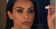 Kim Kardashian reklamuje maskarę. Jednak uwaga wszystkich skupiła sie na czymś innym