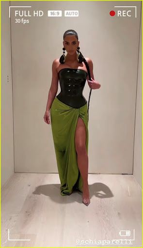 Kim Kardashian z sześciopakiem na wierzchu – świąteczna stylizacja