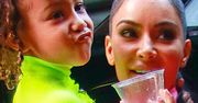 Kim Kardashian robi ze swojej 5-latki ofiarę mody! W co ona ją ubrała?!