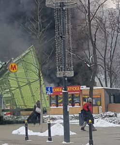 Eksplozja w budce z kebabem. Obok rozbiórka samolotu