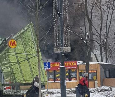 Eksplozja w budce z kebabem. Obok rozbiórka samolotu