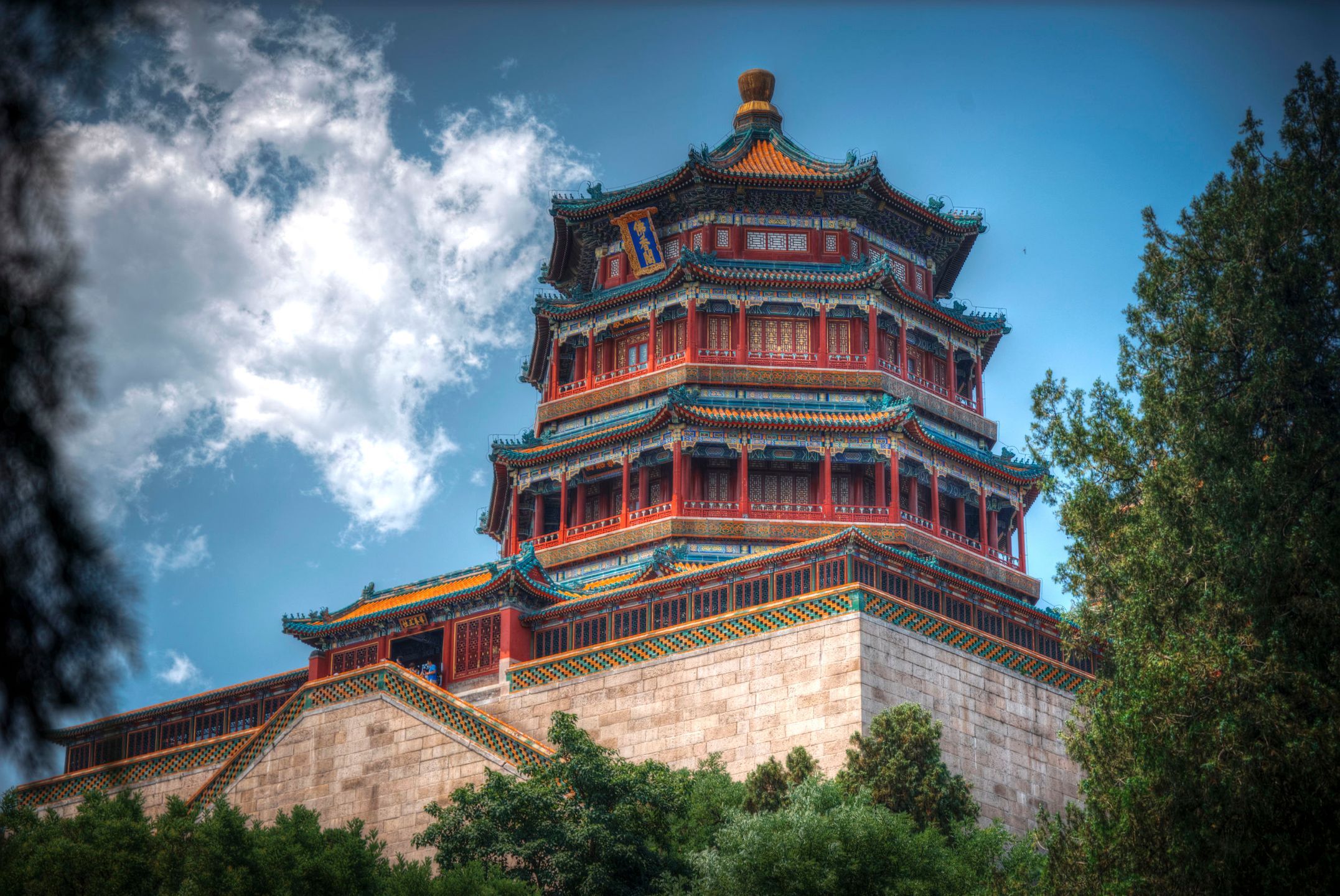 Summer Imperial Palace is the summer residence of the emperors on the outskirts of Beijing. 