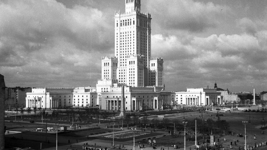 – Jest tak brzydki, że aż piękny. Choć mało kto pamięta, że pierwotnie był niemal biały, przydałoby mu się czyszczenie - mówi o Pałacu Kultury prof. Jerzy Eisler