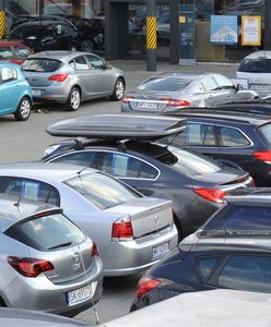 Zapadł się parking. Samochody zawisły nad osuwiskiem