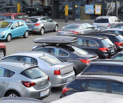 Zapadł się parking. Samochody zawisły nad osuwiskiem