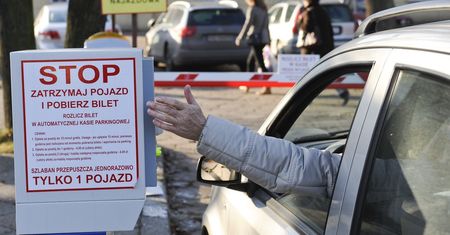 Parkingi przy szpitalach są drogie. Rzecznik Praw Obywatelskich chce zmian reguł gry