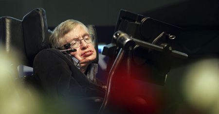 Stephen Hawking ostrzega przed apokalipsą. Ludzie zamienią Ziemię w "skwierczącą kulę ognia"