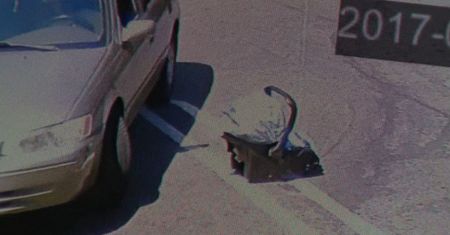 Zostawił chore niemowlę na parkingu i... odjechał