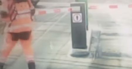 Lekarz musiał wyłamać szlaban na parkingu. Portier nie chciał wypuścić karetki