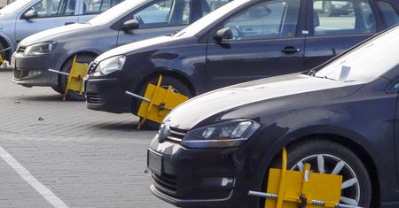 Zakładanie prywatnych blokad na koła niezgodne z prawem. Jest pomysł nowych przepisów