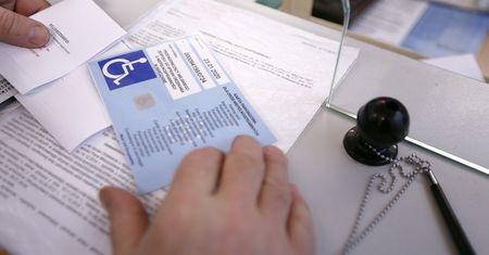 Karty parkingowe dla niepełnosprawnych. Krótka odpowiedź ministerstwa w sprawie przekrętów