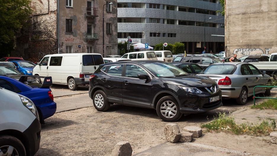Ulica Wronia na Woli. Niedługo w dzielnicy zaczną obowiązywać nowe zasady parkowania