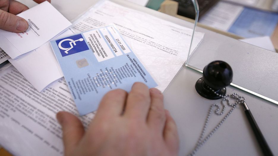 Prawo precyzyjnie określa, komu przysługuje karta umożliwiająca parkowanie na kopercie