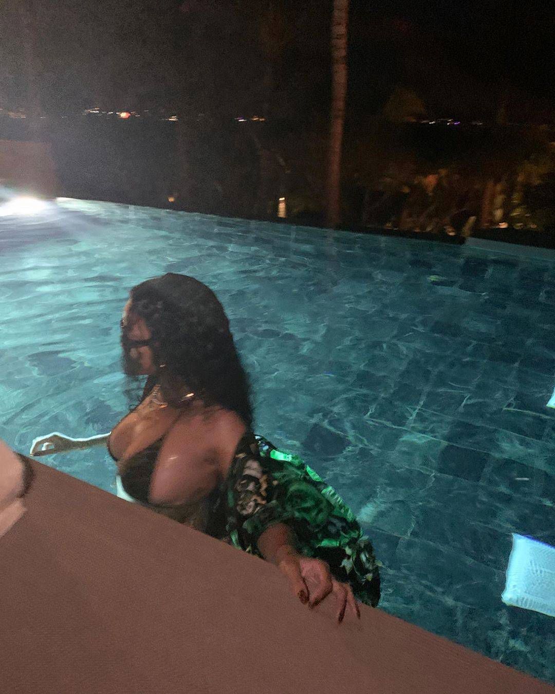 Jak wygląda Rihanna w bikini?