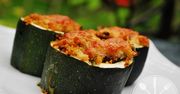 Cukinia faszerowana pełnoziarnistym kuskusem, suszonymi pomidorami, pieczarkami i mozzarellą