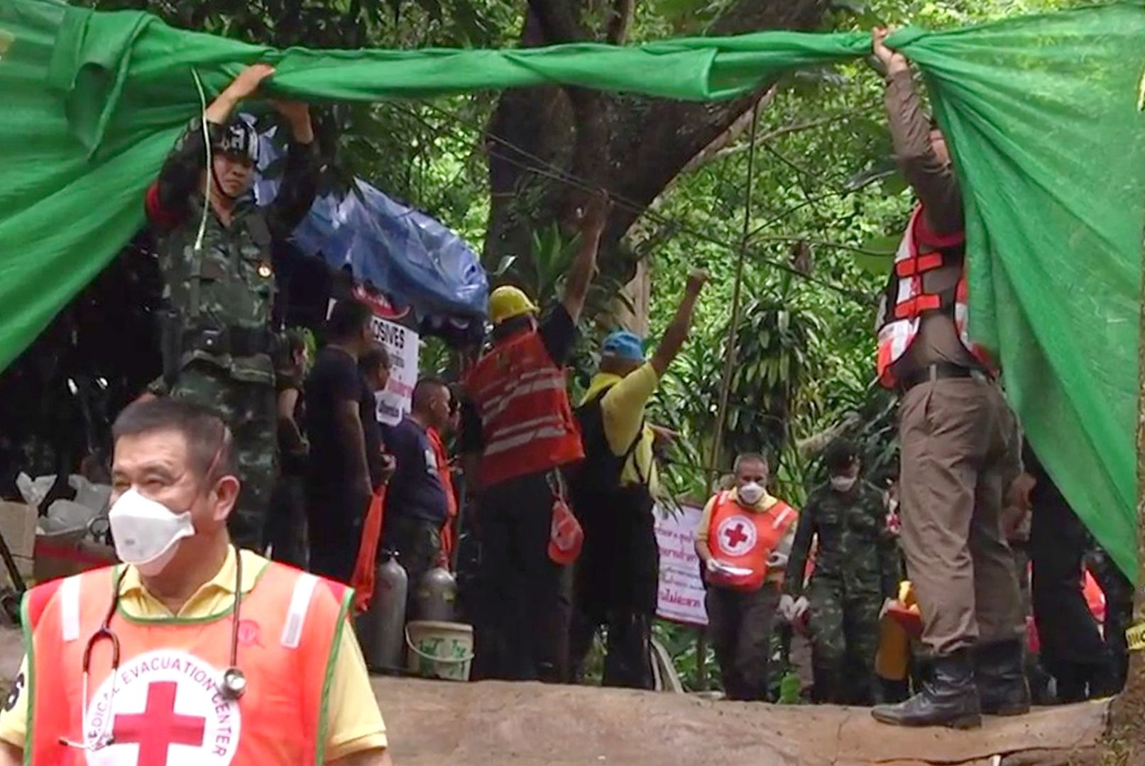Akcja ratunkowa w Tajlandii: ratownicy niosą jednego z uratowanych chłopców do karetki 