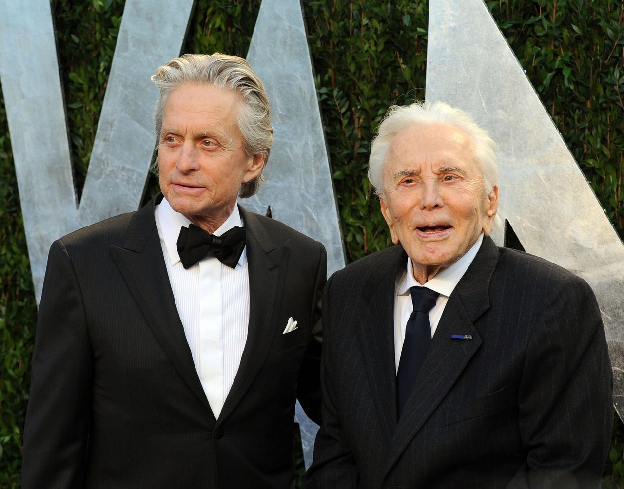 Michael Douglas składa ojcu życzenia. Kirk Douglas obchodzi 103. urodziny!