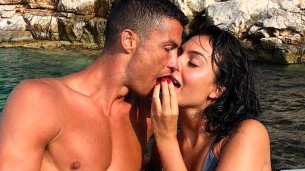 Zmysłowa Georgina Rodriguez swoim wielkim biustem utuliła do snu Cristiano Ronaldo! Fotka śpiącego gwiazdora obiegła już cały świat!