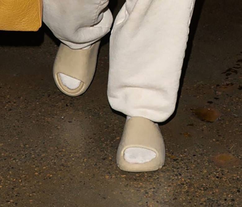 Kim Kardashian bez makijażu - klapki