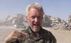 Mieszkaniec Manchesteru świętuje zwycięstwo w Rakce. W tle muzyka Ariany Grande