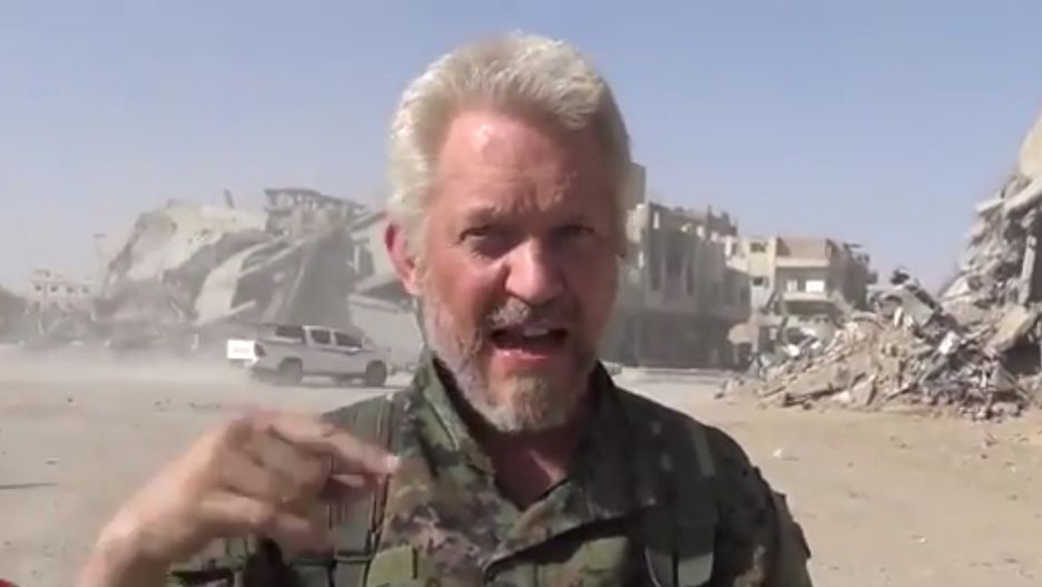 Aktor, który świętuje wyzwolenie Rakki.