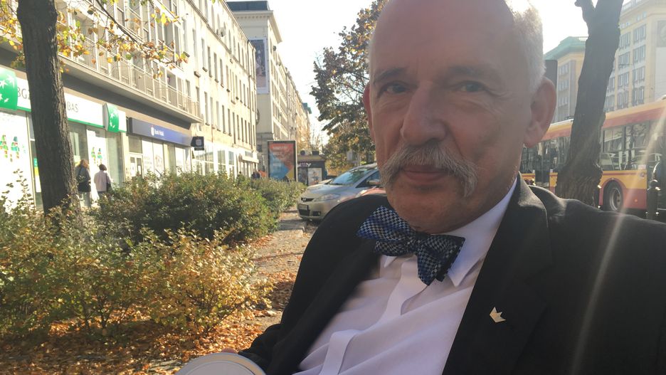 Janusz Korwin-Mikke z urządzeniem do pomiaru smogu