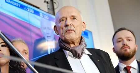 Janusz Korwin-Mikke ogłosił promocję. Skarpetki za 2 zł