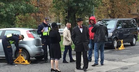 Janusz Korwin-Mikke i straż miejska. "Krul parkowania poskromiony"