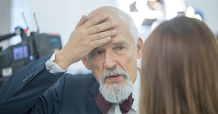 Partia Janusza Korwin-Mikkego ma olbrzymie kłopoty. Ciosy, po których może się nie podnieść