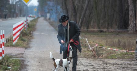 Prokuratura odpuściła Korwinowi. Rzucał petardą przy psie
