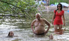 Janusz Korwin-Mikke chłodzi się nad wodą z żoną i dziećmi